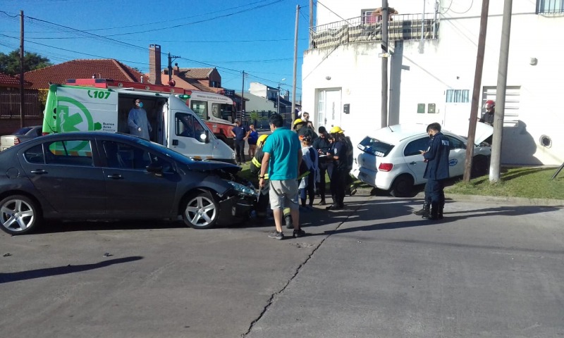 Un rems termin sobre la vereda tras un violento choque